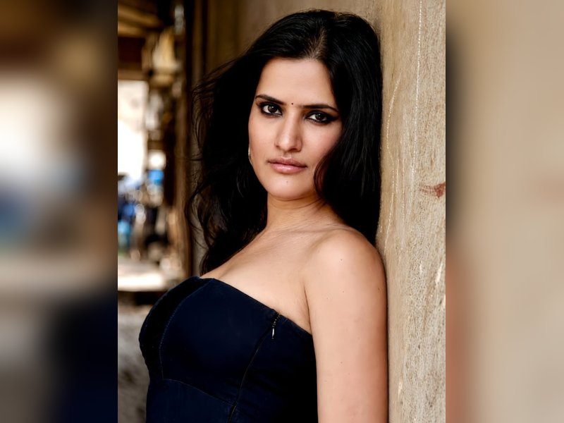 Sona Mohapatra faces an 'avalanche of political abuse' after questioning Rahul Gandhi on Himachal