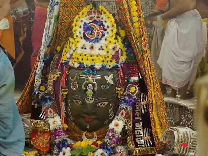 बाबा महाकाल का भांग से किया गया भव्य शृंगार; मस्तक पर विराजीं मां गंगा, भस्म आरती में बड़ी संख्या में शामिल हुए श्रद्धालु 