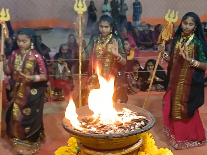 जामनगर में 37 साल से जीवंत है चारण संस्कृति, त्रिशूल रास में दिखा देवी शक्ति का स्वरूप