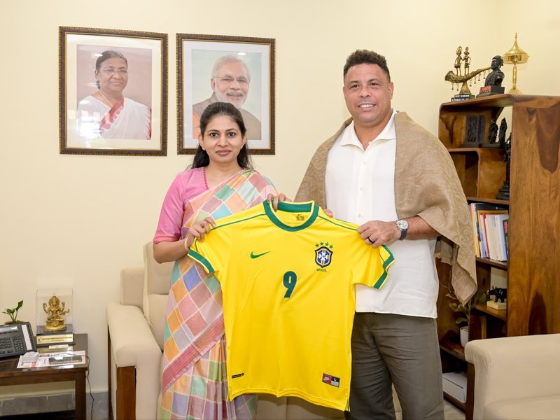 Ronaldo Nazario meets Minister of State for Youth Affairs & Sports Raksha Khadse