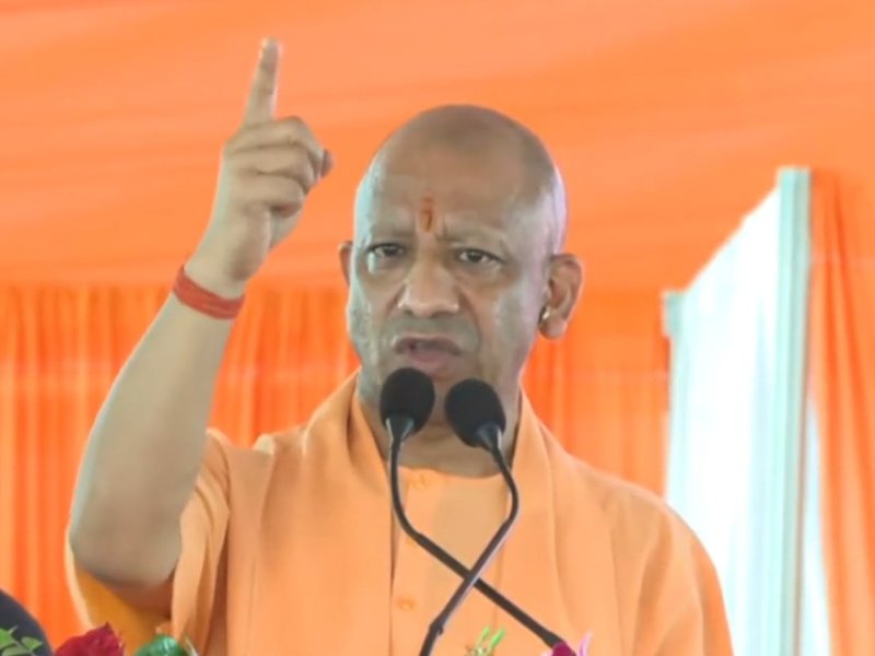 मीरजापुर में शिक्षक सम्मेलन में सीएम योगी का विपक्ष पर हमला, बोले-सैफई सिंडिकेट के लोगों का कब्जा था नौकरियों पर 