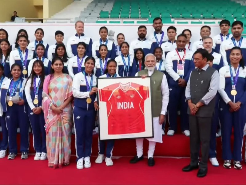 एशियन गेम्स 2026 के भारतीय दल से पीएम मोदी की मुलाकात, खिलाड़ियों ने भेंट की 'जर्सी'
