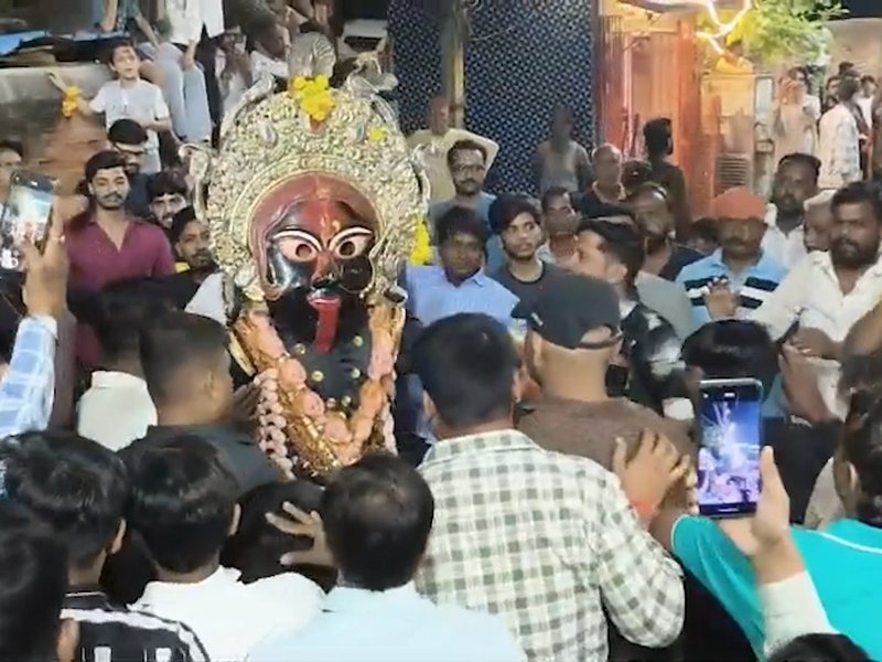 प्रयागराज की सड़कों पर निकला ऐतिहासिक 'काली स्वांग' जुलूस, मां के जयकारों से गूंजा दारागंज