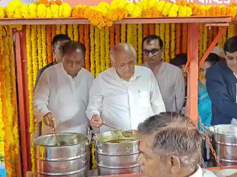 मुख्यमंत्री भूपेंद्र पटेल ने गुजरात के 28 जिलों में श्रमिक अन्नपूर्णा के 101 नए केंद्रों का किया लोकार्पण 
