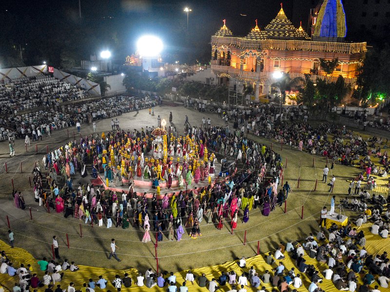 नवरात्र में क्यों किया जाता है गरबा? जानिए इसके धार्मिक और आध्यात्मिक अर्थ