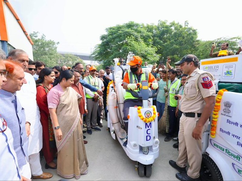 Delhi CM launches over 500 MCD vehicles to improve sanitation (Photo: IANS)