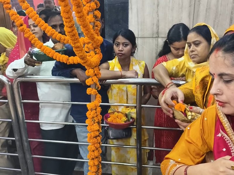 नवरात्र : मां अलोप शंकरी के दरबार में श्रद्धालुओं का जनसैलाब, भोर से ही दर्शन-पूजन जारी
