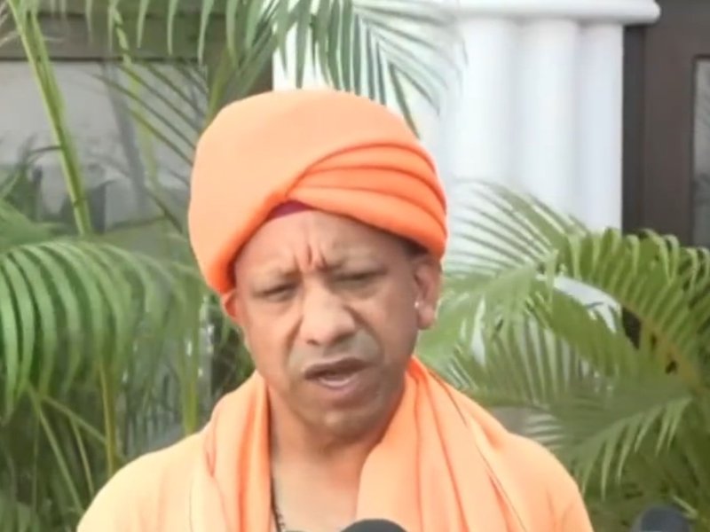 गोरखपुर में सीएम योगी ने महानवमी पर किया कन्या पूजन, कहा-नारी गरिमा से खिलवाड़ स्वीकार नहीं 