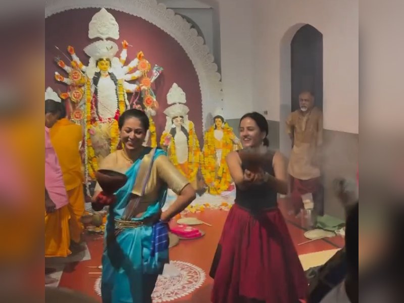Lisa Ray witnesses Bengali community’s beautiful ‘Pujo Bari’ in Goa with her twin daughters