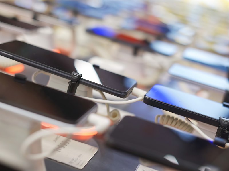 India's smartphone shipments fall 26 pc in Q3: Report