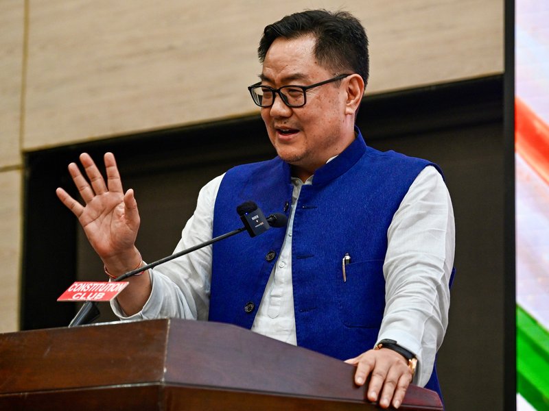 किरेन रिजिजू का खड़गे को पत्र, बोले- महत्वपूर्ण कानूनों के रास्ते में बाधा न बने कांग्रेस