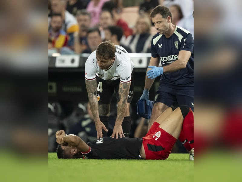 Athletic Bilbao striker Gorka Guruzeta suffers serious knee injury. Photo credit: @Athletic Bilbao/X