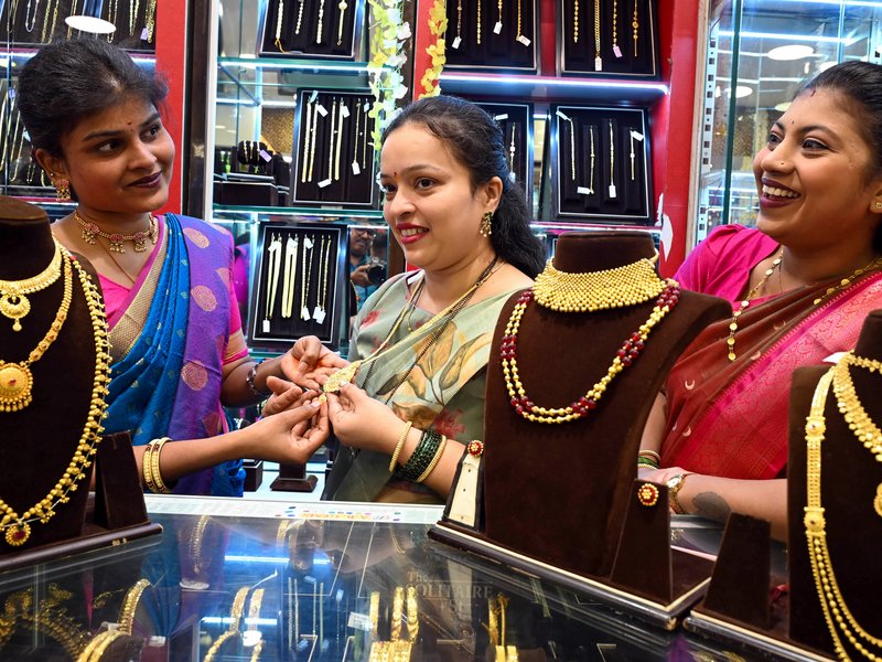 दिवाली से पहले सोने-चांदी की कीमतें धड़ाम, गोल्ड 0.59 प्रतिशत टूटा तो सिल्वर 3,700 रुपए गिरी