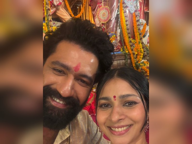 Tanishaa Mukerji shares selfie with Vicky Kaushal at North Bombay Durga Puja pandal