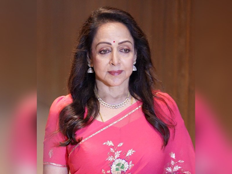 Kareena Kapoor, Hema Malini and Anil Kapoor celebrate triumph of good over evil on Dussehra