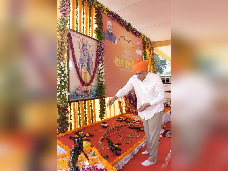 मुख्यमंत्री भूपेंद्र पटेल ने शस्त्र पूजा करके हथियारों और शास्त्रों की रक्षा के महत्व पर दिया जोर