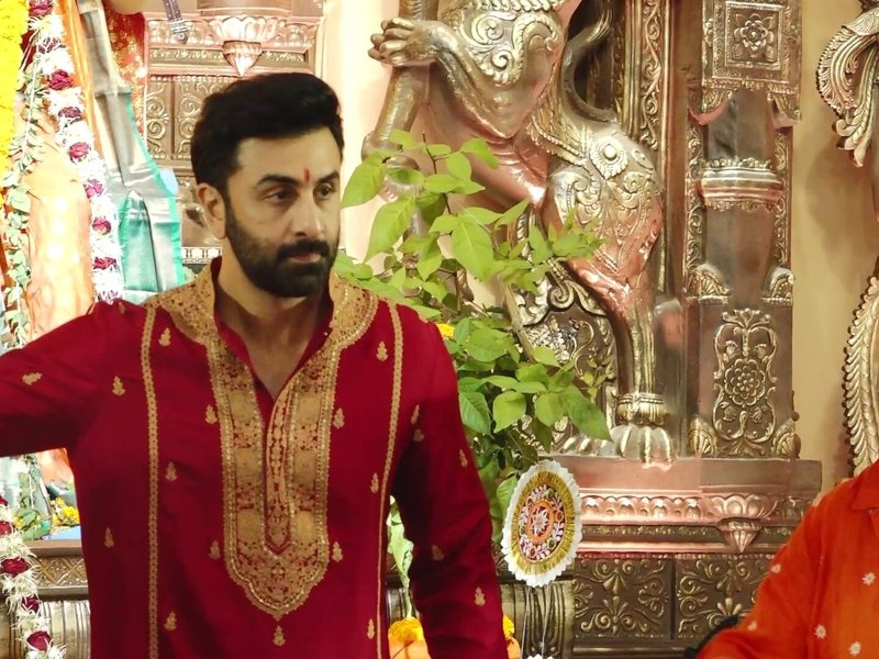 Ranbir Kapoor seeks blessings at Durga Puja pandal, Kajol makes Jaya Bachchan giggle