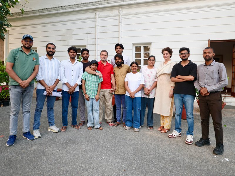 Rahul, Priyanka meet students of coaching institute, hear their grievances