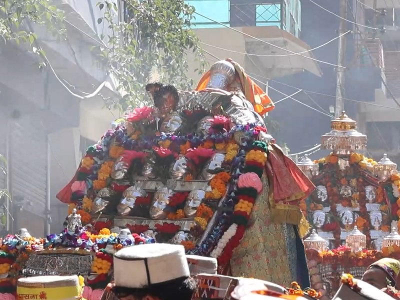 अंतरराष्ट्रीय कुल्लू दशहरा उत्सव का शुभारंभ, भगवान रघुनाथ के दर्शन को उमड़े श्रद्धालु