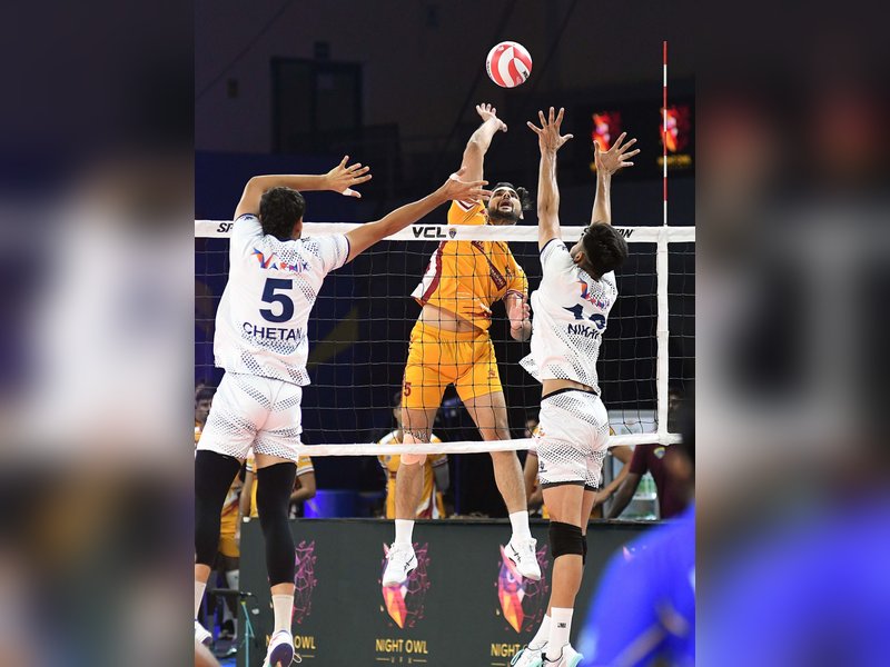 Emperia Marathas sweep Haryana Hurricanes to set up final against Delhi Dynamites in the Volleyball Champions League (VCL) at the Noida Indoor Stadium on Wednesday.  Photo credit: VCL