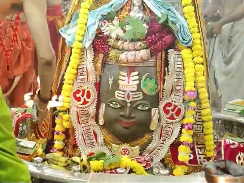 पापांकुशा एकादशी पर महाकाल का भांग, चंद्र-त्रिपुंड और गुलाब के फूलों से शृंगार, भस्म आरती में बड़ी संख्या में शामिल हुए श्रद्धालु