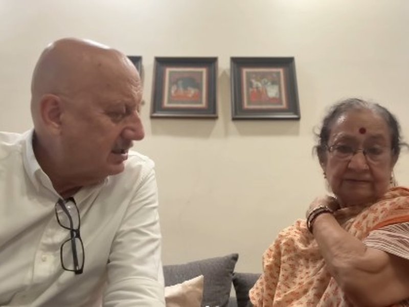 अनुपम खेर ने शेयर किया इमोशनल नोट, कहा- मां से मिले 2 महीने हो गए, फेसटाइम पर बोलीं- 'तू कब आएगा?'  