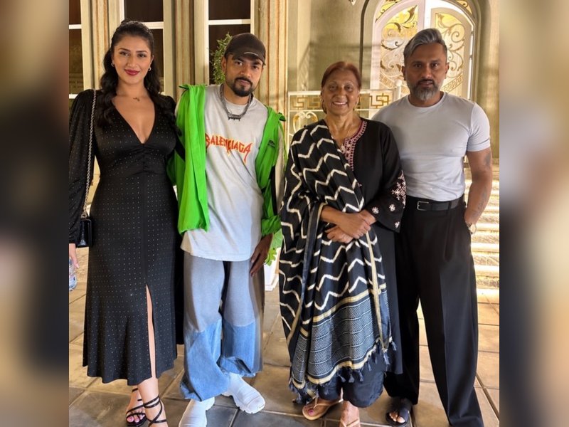 Bohemia shares frame with ‘brother’ Yo Yo Honey Singh in Dubai