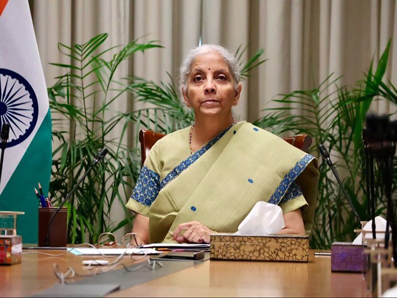 आईडीबीआई बैंक विनिवेश पर सियासी घमासान, वित्त मंत्री सीतारमण ने राहुल गांधी के आरोपों का किया पलटवार