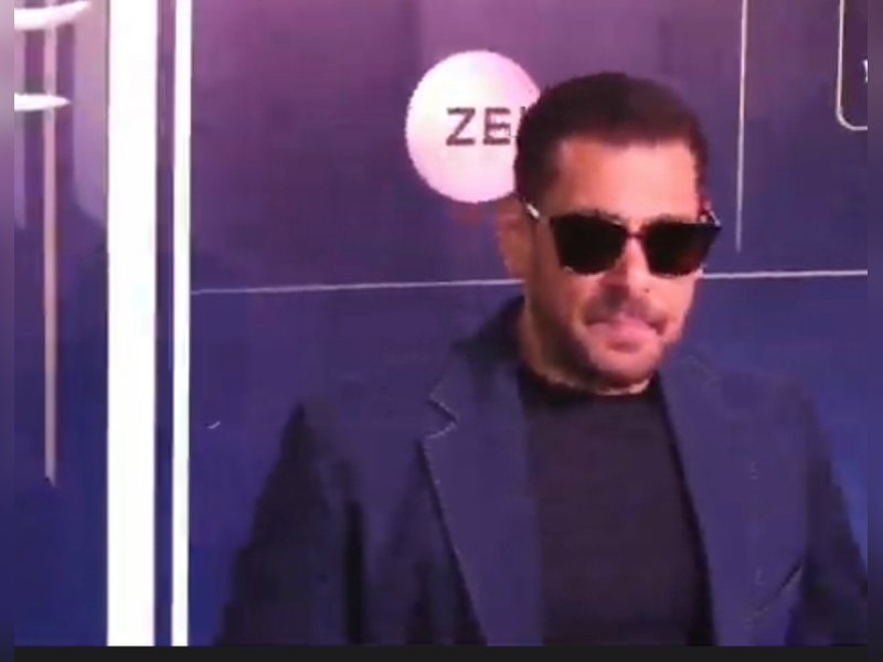 Salman Khan writes lengthy notes as autographs for little fans, stops to interact with them amid busy schedule