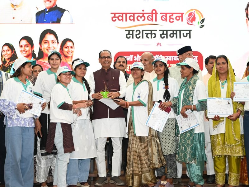 भोपाल: महिलाओं को आत्मनिर्भर बनाने की दिशा में बड़ा कदम, शिवराज सिंह ने बांटे लोन और प्रमाण पत्र