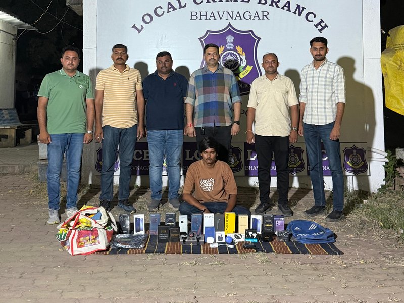 Gujarat: Flipkart parcels worth lakhs stolen, delivery boy caught selling goods without bills