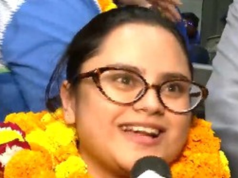 एशियन पैरा गेम्स: ऐतिहासिक प्रदर्शन कर स्वदेश लौटे एथलीटों का भव्य स्वागत, अवनि बोलीं- देश के लिए पदक जीतकर अच्छा लग रहा  