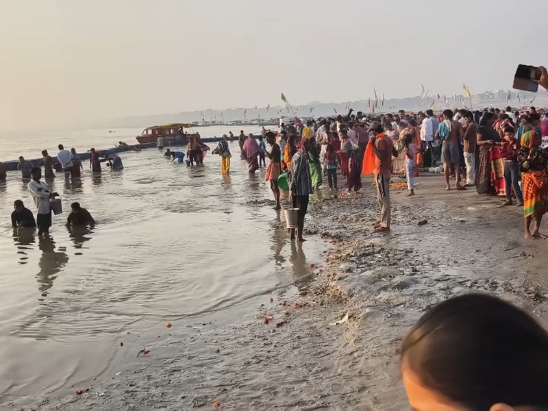 प्रयागराज में ब्रह्म मुहूर्त से संगम पर उमड़े श्रद्धालु, तीर्थ पुरोहित ने बताया शरद पूर्णिमा का महत्व