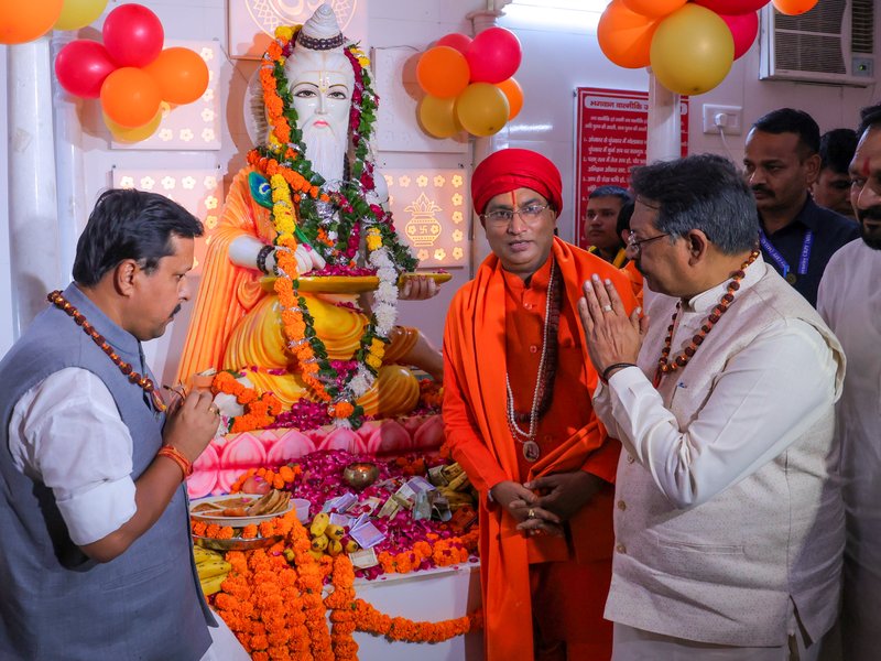 New Delhi: BJP National President Nitin Nabin and Delhi BJP President Harsh Malhotra pay tribute to Bhagwan Valmiki on the occasion of Valmiki Jayanti at Valmiki Mandir in Nehru Park, New Delhi, on Monday, October 26, 2026. (Photo: IANS/Deepak Kumar)