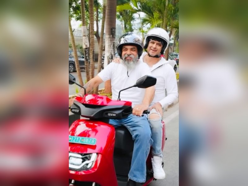 Palash Sen recalls medical college days as he rides two-wheeler to Mumbai concert 