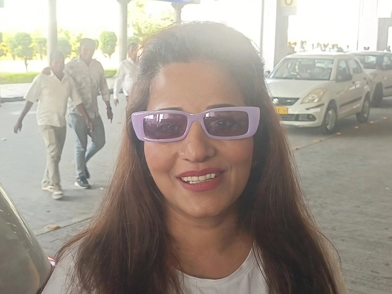 'भोजपुरी इंडस्ट्री के बर्बाद' वाले रवि किशन के बयान पर मोनालिसा ने तोड़ी चुप्पी, पवन-अक्षरा के मामले में दी ये प्रतिक्रिया