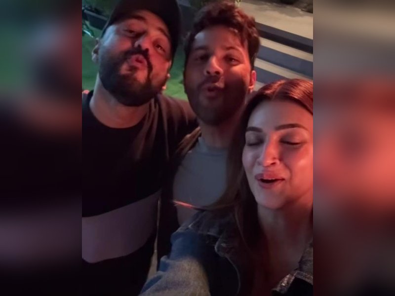 Kriti Sanon reunites with her 'Bhediya' co-star Varun Dhawan: Stay Tuned