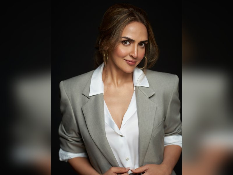 Esha Deol calls dad Dharmendra, 'a perfect husband'