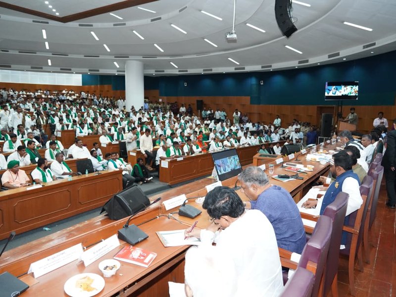 K’taka govt holds talks with sugarcane factory owners & growers; CM appeals to farmers to allow cane crushing (Photo: IANS)