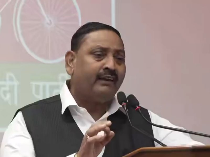 Ex-BJP MP Dharmendra Kashyap switches to SP; Akhilesh welcomes him into party (Photo: @Priyanshi9935)