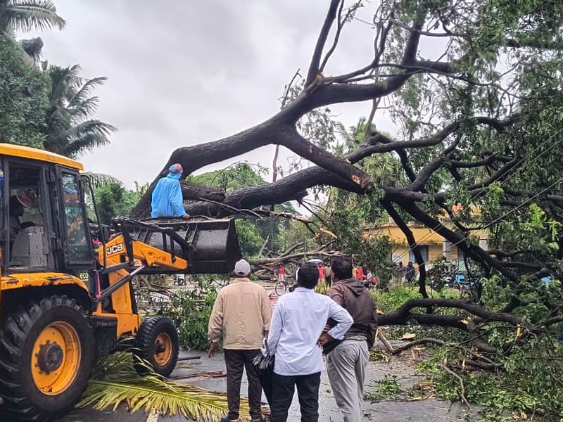आंध्र प्रदेश में चक्रवात ‘अर्नब’ का असर: कोनासीमा जिला कलेक्टर ने दोपहर तक लोगों को घरों में रहने की दी सलाह
