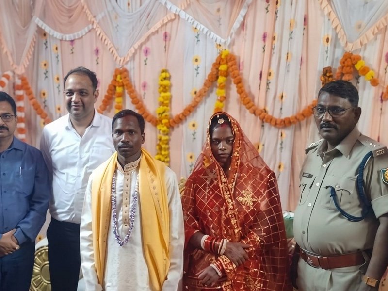 हजारीबाग ओपन जेल में बंद दो पूर्व नक्सली कमांडरों ने रचाई शादी, बाराती-घराती बने अफसर