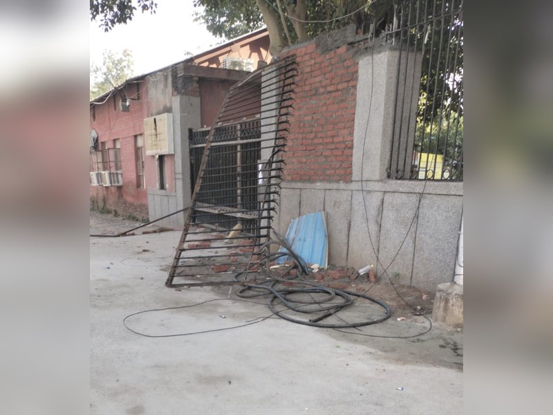 नई दिल्ली : नकाब पहने लोगों ने जामिया मिलिया इस्लामिया में की तोड़फोड़, दीवारों पर लगी लोहे की रेलिंग भी तोड़ी 