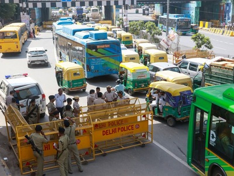 Daylight robbery in Delhi: Robbers barge into office, loot Rs 2.30 crore at gunpoint in Lahori Gate 
