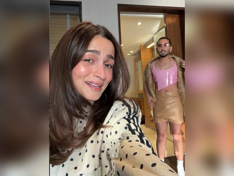 Kareena Kapoor says 'Too good' as Alia Bhatt asks Orry to dress like Poo