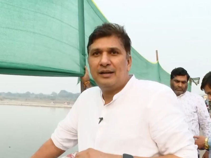 Drink water at Kalindi Kunj ghat: AAP leader dares BJP MP after latter takes dip in Yamuna (Photo: IANS)