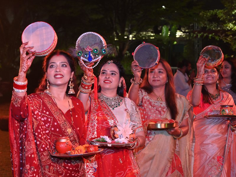 देशभर में मनाया गया करवा चौथ, महिलाओं ने पति की लंबी उम्र और सुख-समृद्धि के लिए रखा व्रत