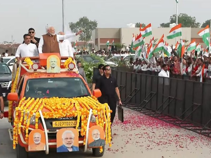 गुजरात के बनासकांठा में पीएम मोदी का रोड शो, लोगों ने किया जोरदार स्वागत