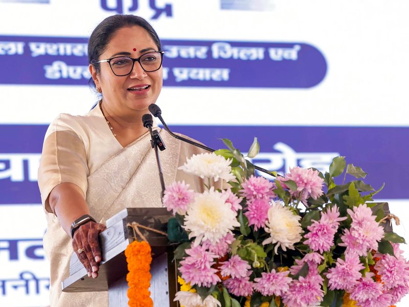 New Delhi: Delhi Chief Minister Rekha Gupta addresses the inauguration of an ‘Arpan Kendra’ at Kasturba Gandhi Polytechnic in Pitampura, where donated old clothes will be reused and recycled into useful products, in New Delhi on Saturday, October 31, 2026. (Photo: IANS/X/@gupta_rekha)