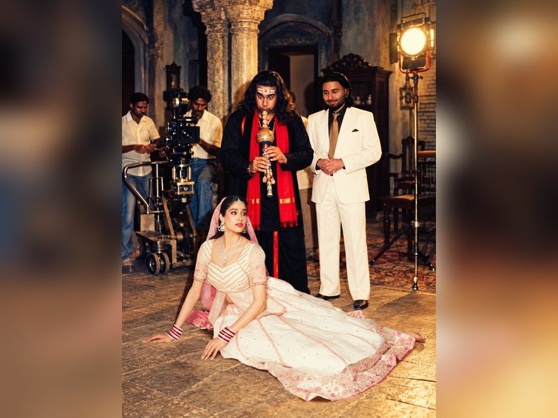 Janhvi Kapoor recreates late mom Sridevi's iconic look from 'Nagina' for Halloween, Khushi reacts